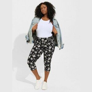 Torrid - Pedal-Pusher Pocket Legging in Deep Blooms, Deep Black & Greys​​​​​​